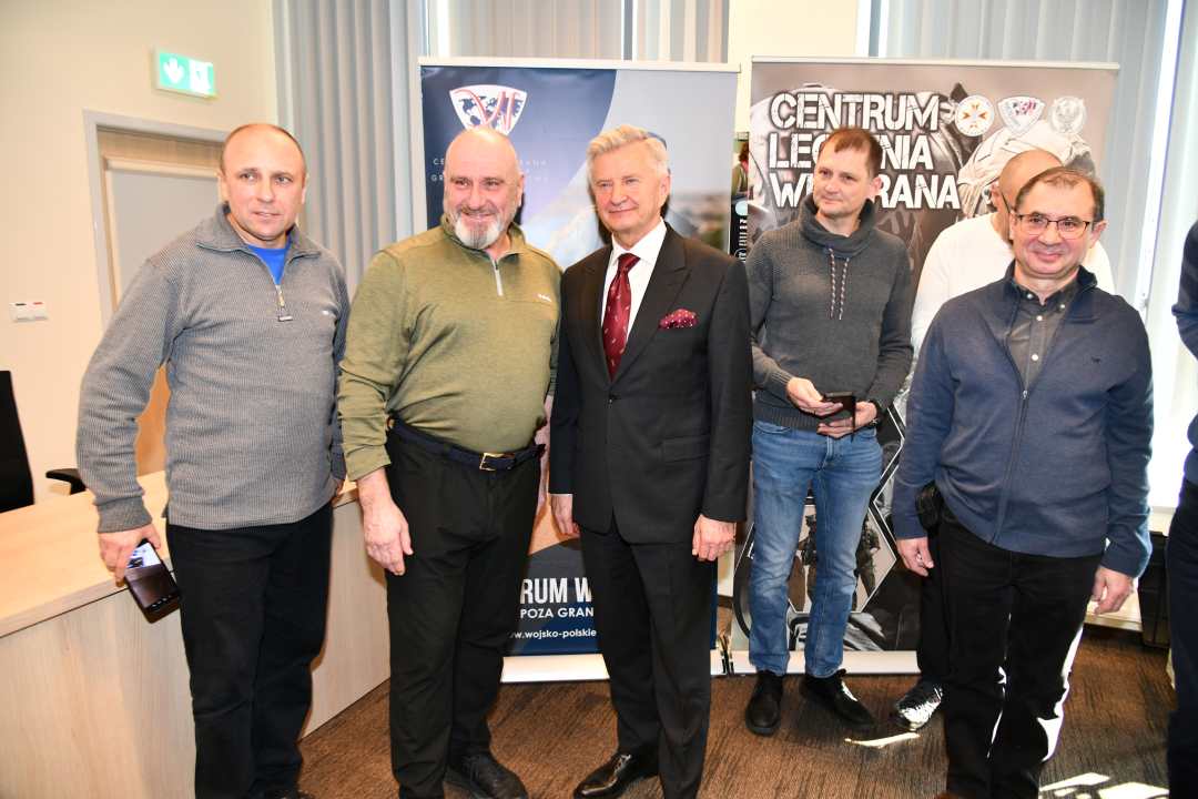 Weterani pozują do zdjęcia ze Stanisławem Wziątkiem.