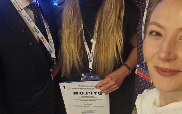 Selfie prelegentów. Trzy młode kobiety i młody mężczyzna, za nimi wyświetlacz z prezentacją.