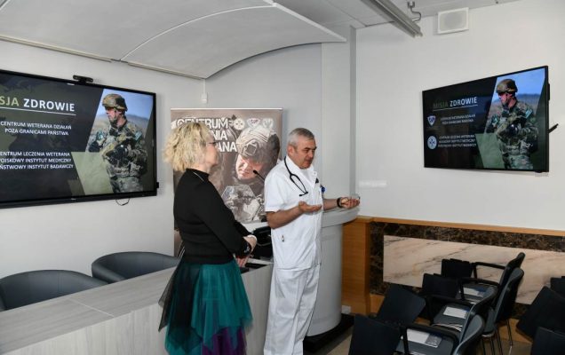 Jarosław Świstak i Marta Machunik podczas prelekcji na sali wykładowej.