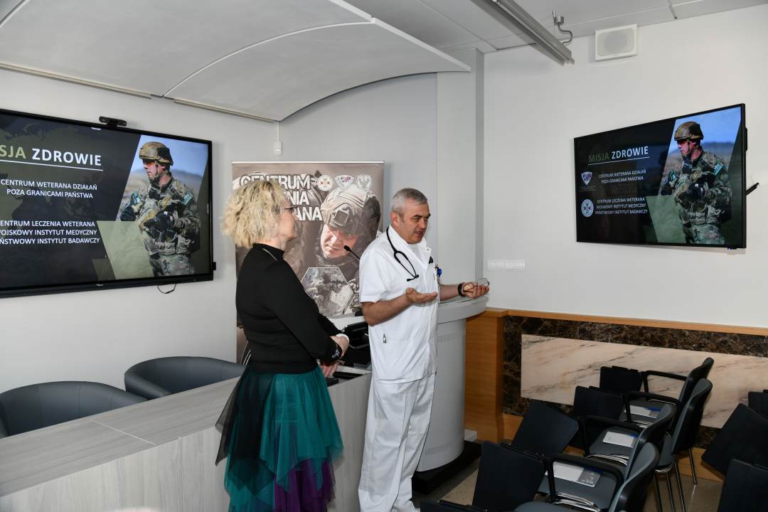 Jarosław Świstak i Marta Machunik podczas prelekcji na sali wykładowej.