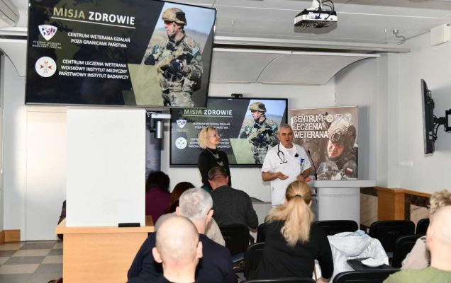 Ujęcie z tyłu sali. Jarosław Świstak i Marta Machunik podczas prelekcji na sali wykładowej.