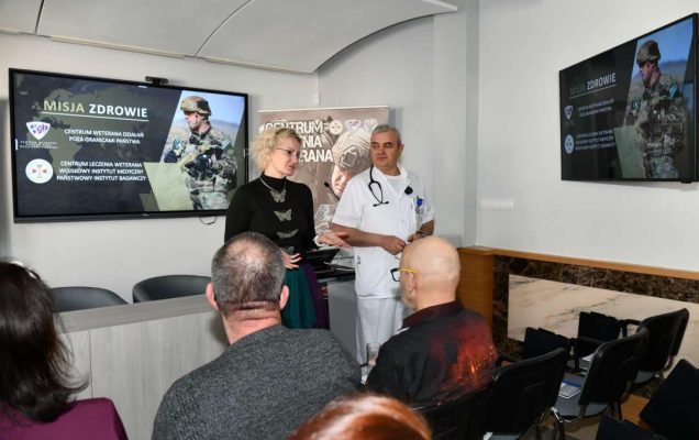 Ujecie z tyłu sali na słuchaczy i Jarosława Świstaka i Martę Machunik podczas prelekcji.