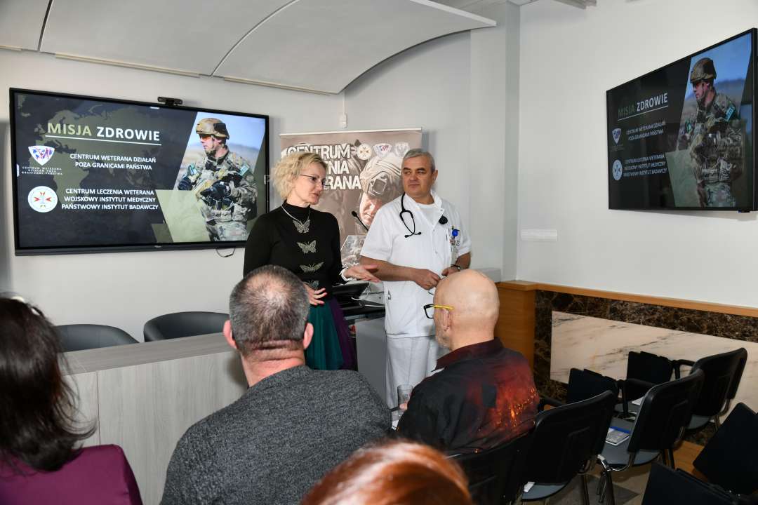 Ujecie z tyłu sali na słuchaczy i Jarosława Świstaka i Martę Machunik podczas prelekcji.