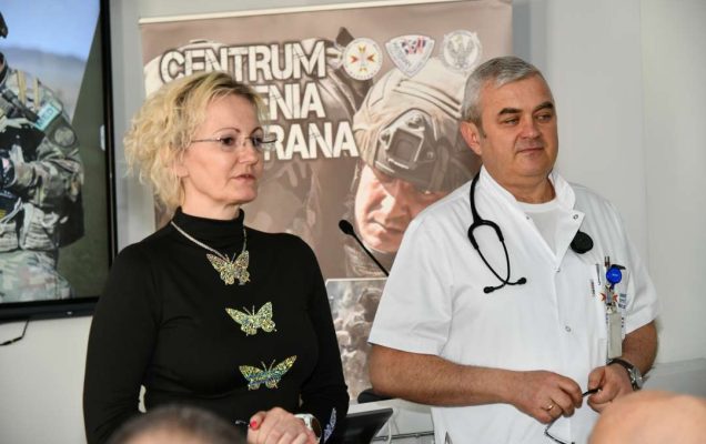 Jarosław Świstak i Marta Machunik podczas prelekcji na sali wykładowej.