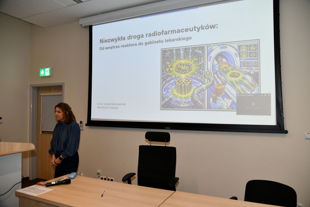 Urszula Karczmarczyk podczas wykładu, za nią wyświetlona prezentacja.