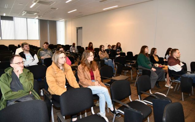 Siedzący na sali słuchacze podczas wykładu.