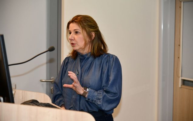 Urszula Karczmarczyk przy mównicy podczas wykładu.