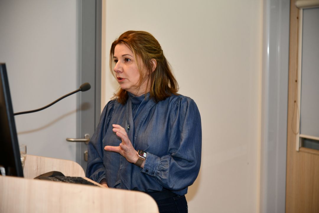 Urszula Karczmarczyk przy mównicy podczas wykładu.