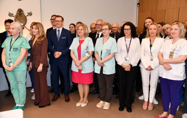 Goście i pracownicy WIM stojący na auli.