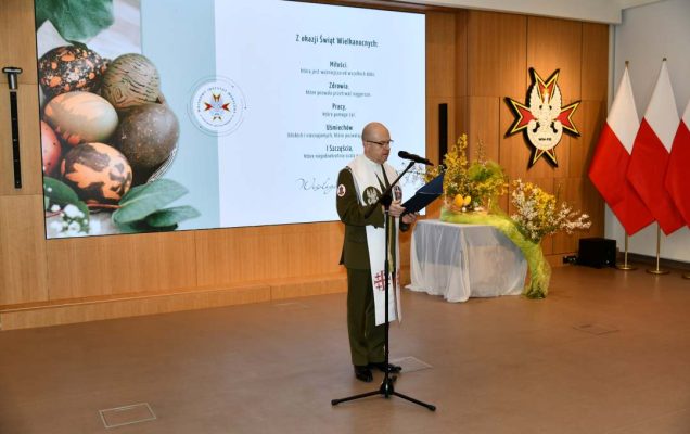 ksiądz ppłk dr Robert Dębiński czyta Pismo Święte.
