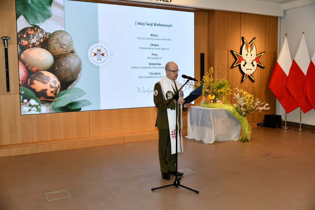ksiądz ppłk dr Robert Dębiński czyta Pismo Święte.