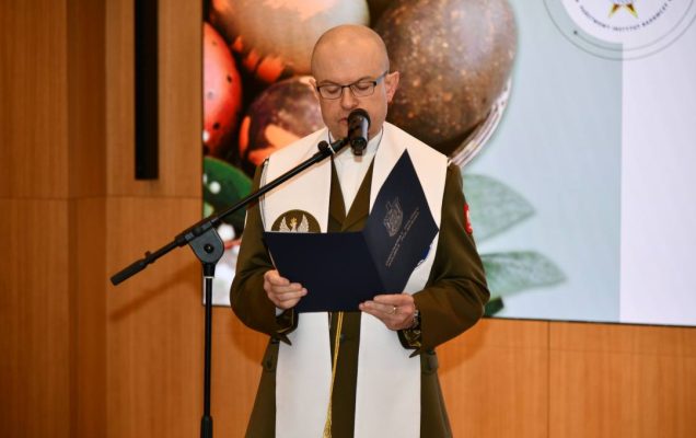 ksiądz ppłk dr Robert Dębiński czyta Pismo Święte.