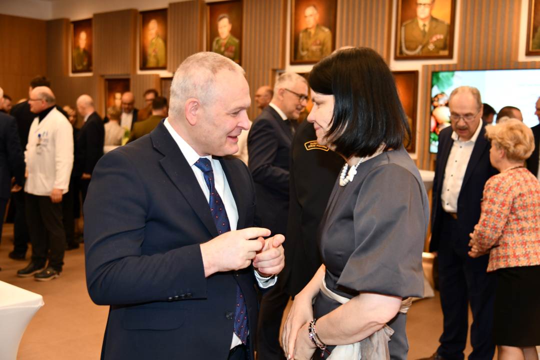 Magdalena Głowa składa życzenia uczestnikowi spotkania.