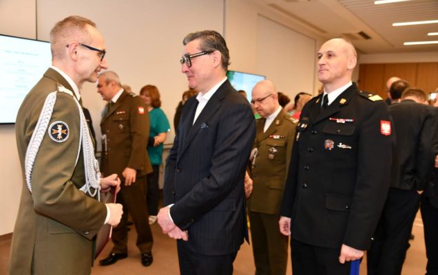 Składanie życzeń. Dyrektor WIM i pracownicy WIM.