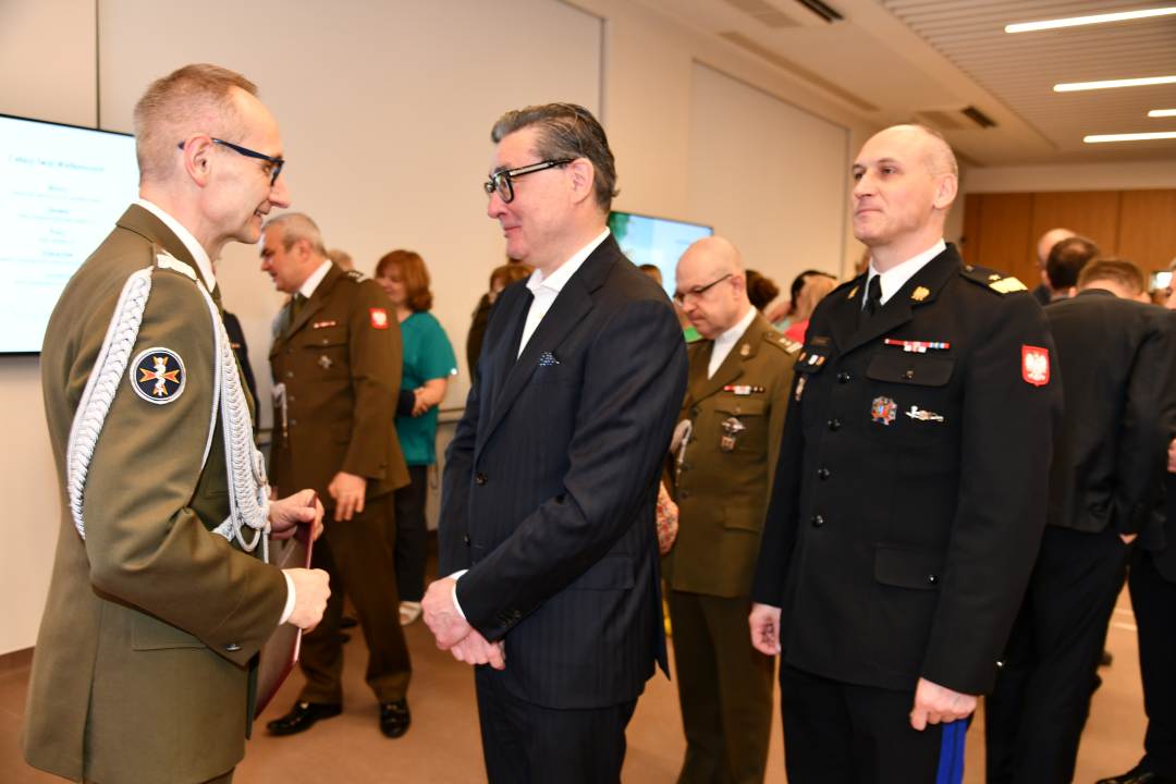 Składanie życzeń. Dyrektor WIM i pracownicy WIM.