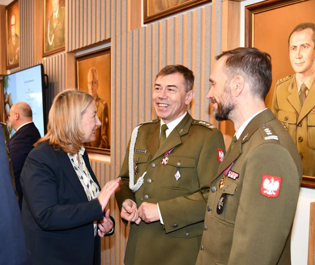 Składanie życzeń. Pracownicy WIM.