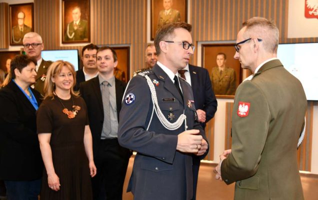 Składanie życzeń. Dyrektor WIM i Paweł Krzesiński.