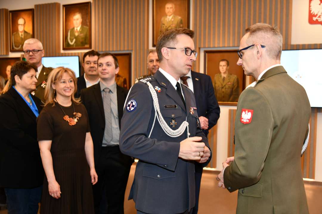 Składanie życzeń. Dyrektor WIM i Paweł Krzesiński.