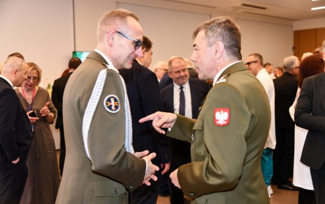 Składanie życzeń. Dyrektor WIM i Konrad Kłos.