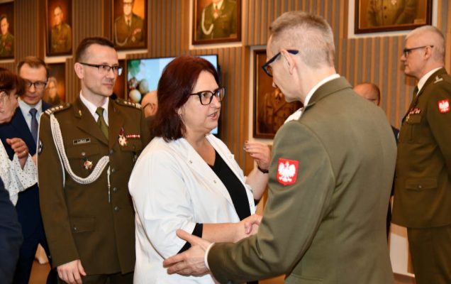 Składanie życzeń. Dyrektor WIM i Pracowniczka WIM.