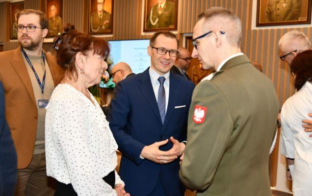 Składanie życzeń. Dyrektor WIM i pracownicy WIM.