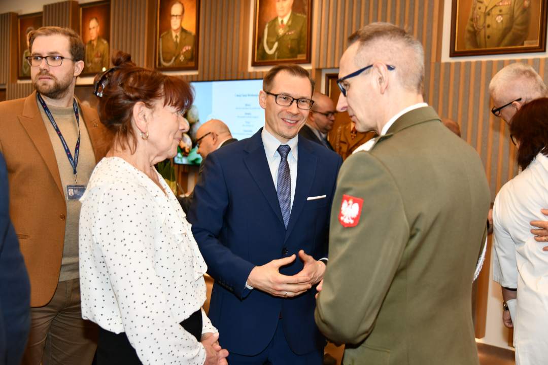 Składanie życzeń. Dyrektor WIM i pracownicy WIM.