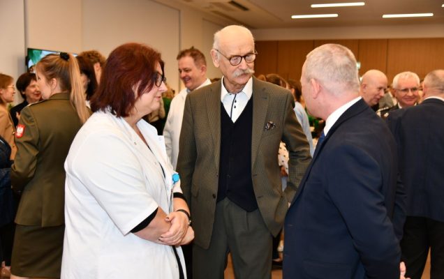 Składanie życzeń. Pracownicy WIM.