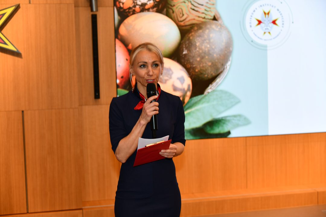 Małgorzata Złotkowska, kierownik Biura Dyrektora, Główny specjalista ds. komunikacji wewnętrznej prowadzi uroczystość wielkanocną w Wojskowym Instytucie Medycznym.