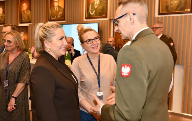 Składanie życzeń. Grzegorz Gielerak i pracownicy WIM.