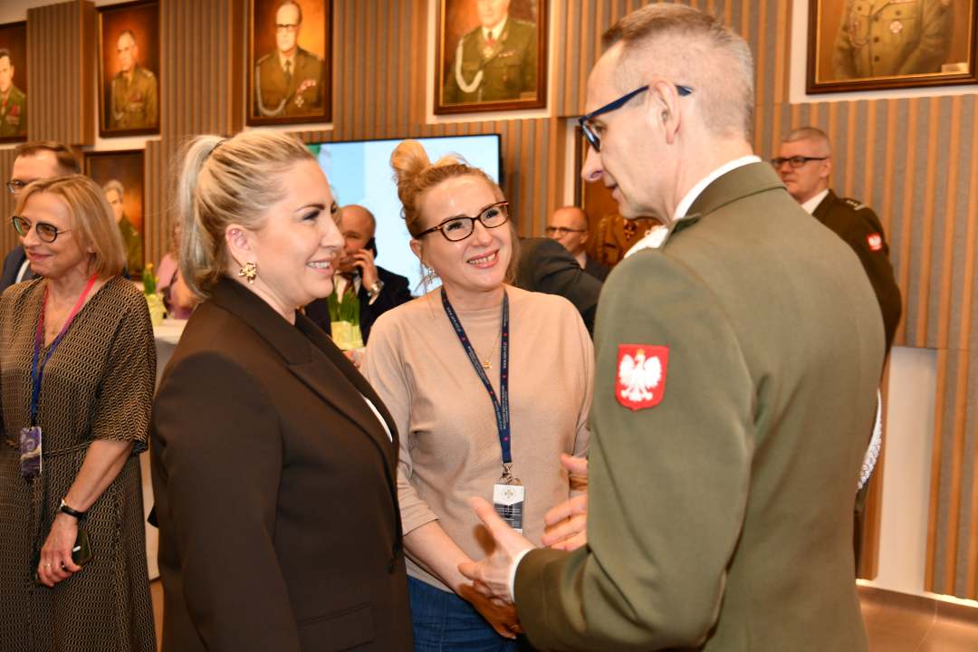 Składanie życzeń. Grzegorz Gielerak i pracownicy WIM.