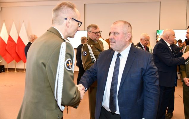 Składanie życzeń. Dyrektor WIM i Alojzy Nowak.