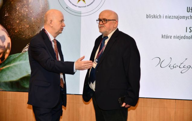 Składanie życzeń. Pracownicy WIM.