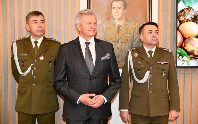 Stanisław Wziątek i stojący w auli goście i pracownicy WIM.