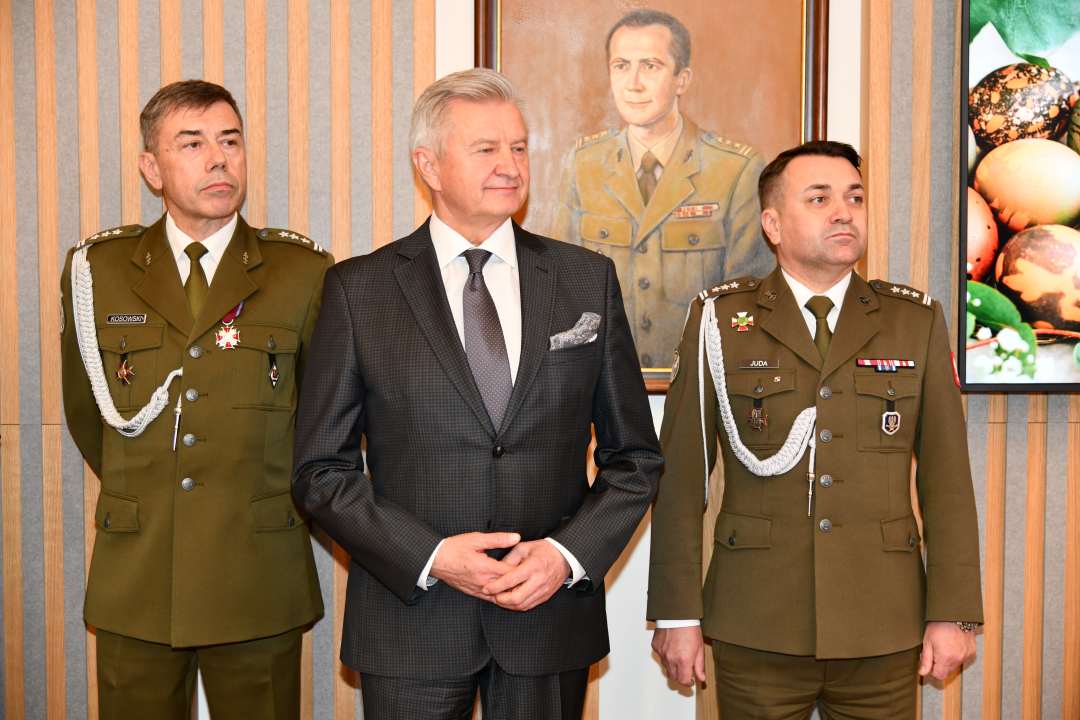 Stanisław Wziątek i stojący w auli goście i pracownicy WIM.