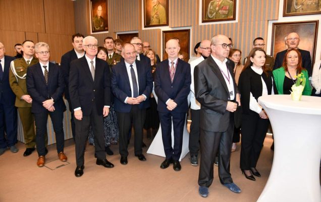 Goście i pracownicy WIM stojący na auli.