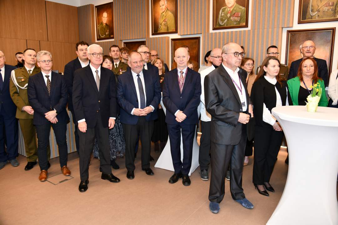 Goście i pracownicy WIM stojący na auli.