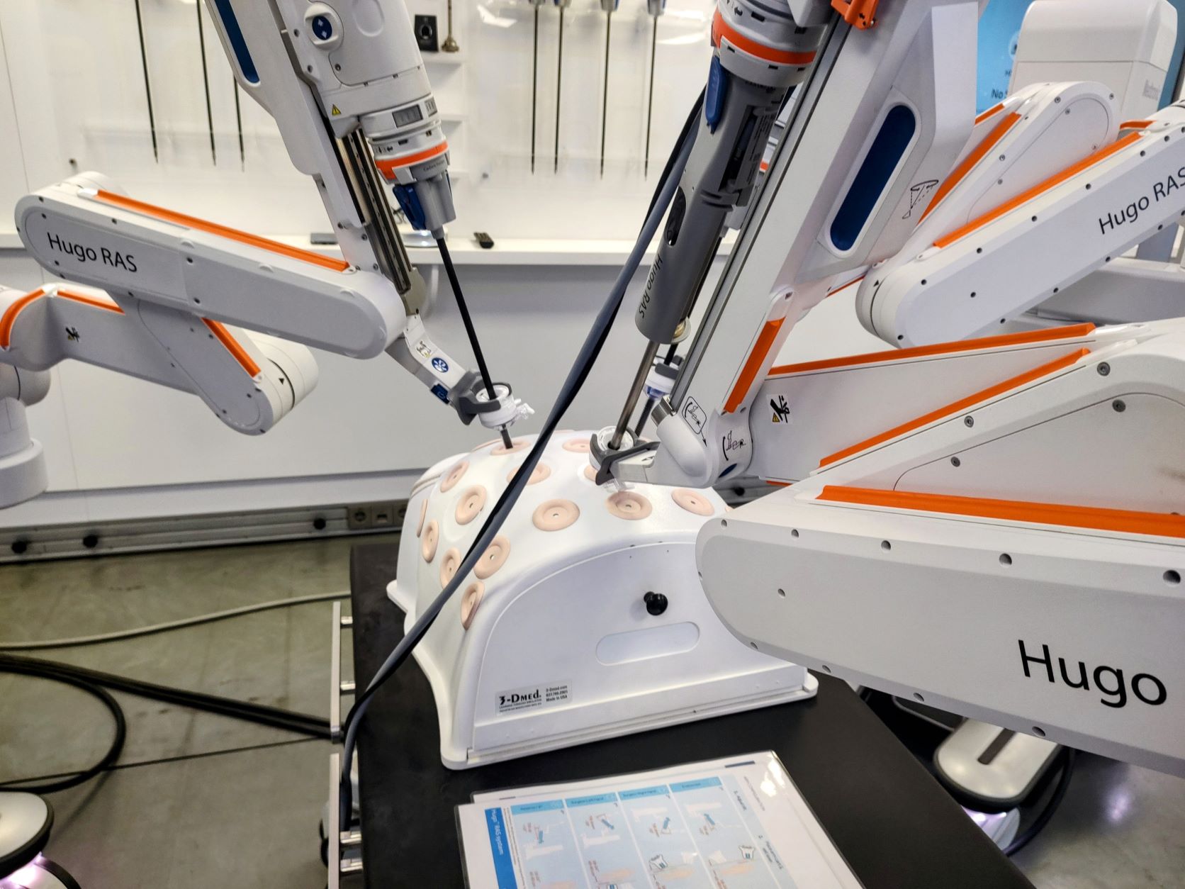 Robot medyczny na sali operacyjnej.