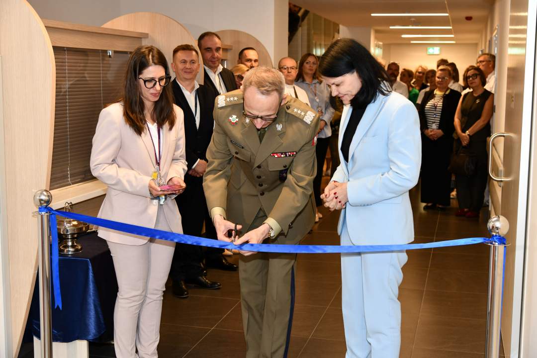 Grzegorz Gielerak i Katarzyna Kacperczyk przecinają wstęgę.