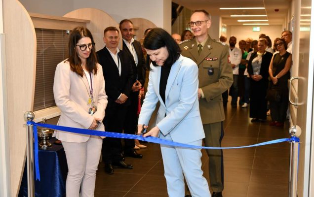 Katarzyna Kacperczyk przecina wstęgę.