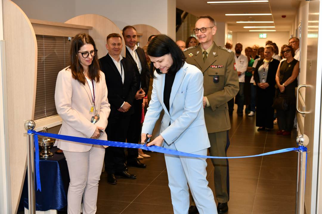 Katarzyna Kacperczyk przecina wstęgę.