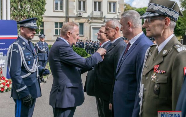 Uroczystość wręczenia medali przed gmachem policji.