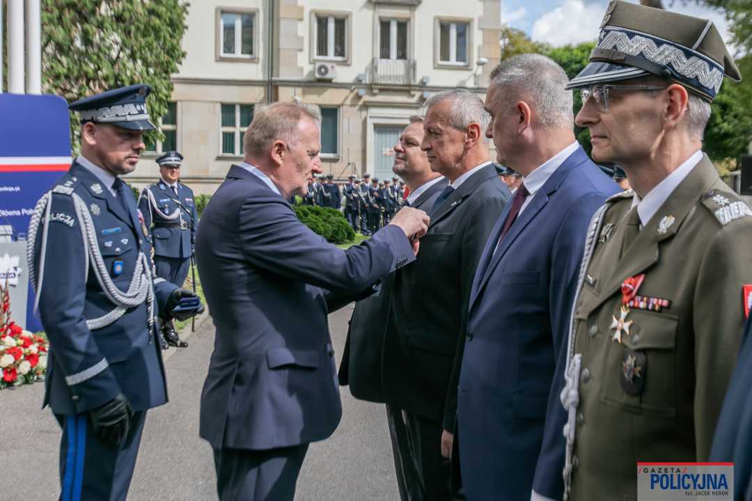 Uroczystość wręczenia medali przed gmachem policji.