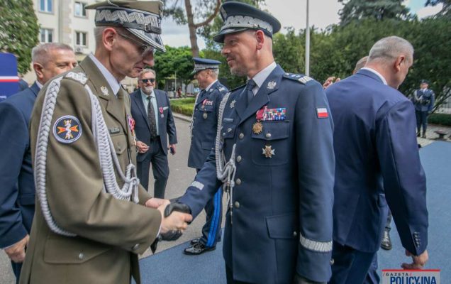 Dyrektor WIM podaje rękę zasłużonemu policjantowi
