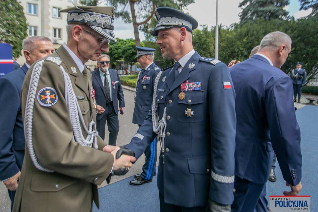 Dyrektor WIM podaje rękę zasłużonemu policjantowi