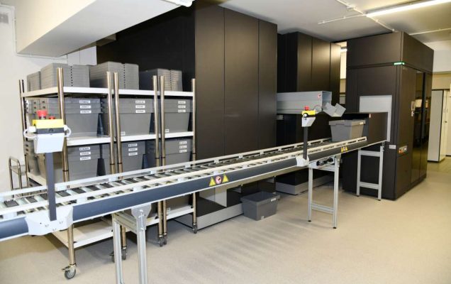 Pomieszczenie apteki WIM. Maszyny systemu automatyzacji produkcji leków.