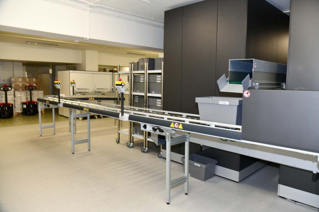 Pomieszczenie apteki WIM-PIB. Linia produkcyjna leków.