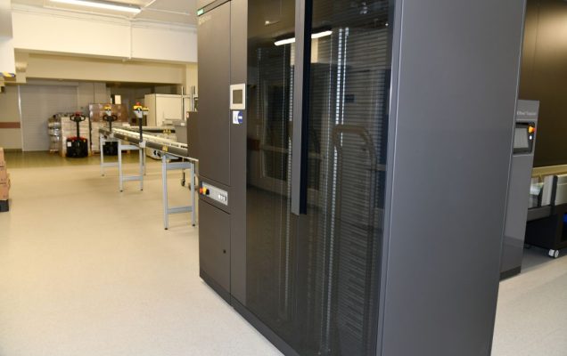 Hala produkcyjna apteki WIM-PIB. Robot apteczny zarządzający produkcją leków.