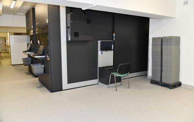Pomieszczenie apteki WIM-PIB. Robot zarządzający produkcją leków.