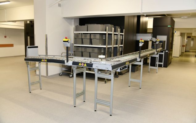 Pomieszczenie apteki WIM. Maszyny do automatyzacji produkcji leków.