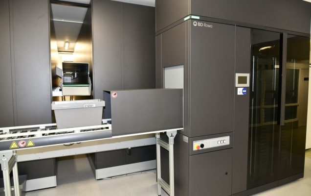 Pomieszczenie apteki WIM. Maszyny systemu i robot apteczny do automatyzacji produkcji leków.